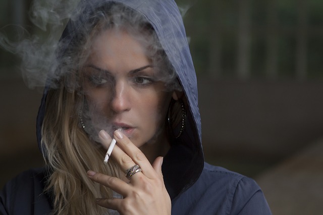 žena s cigaretou